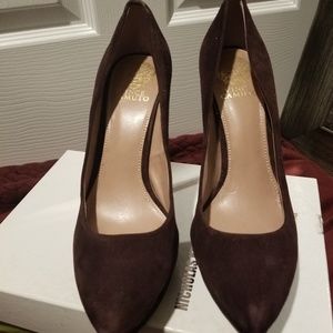 A classless pumps by Vince camotu.